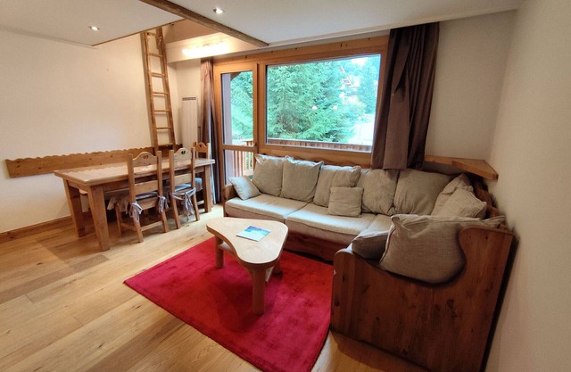 Ski-in/ski-out apartment for 7 in Méribel center, renovated, balcony, 3 bedrooms, fireplace
