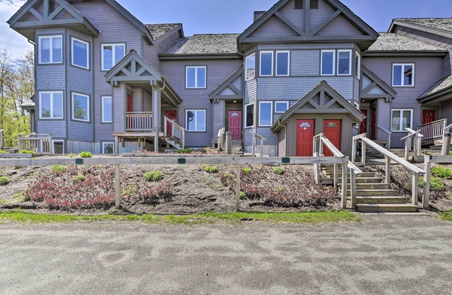 Ski In, Ski Out Escape: Steps to Jay Trail!