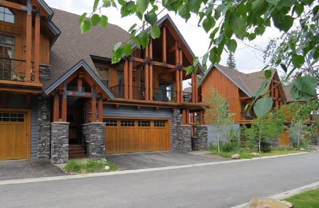 Ski-In Ski-Out, Private Hot Tub, Spacious End Unit, Panoramic View