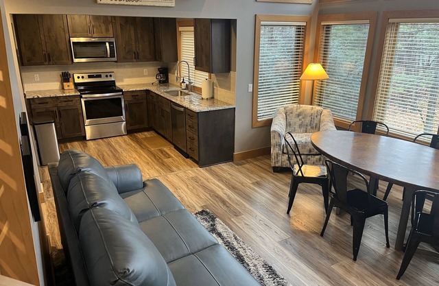 Ski In Ski Out Property - Recently Renovated - Close to All Amenities