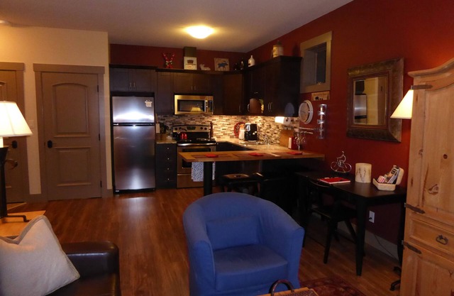 Ski In/ski Out & Snowmobile Parking,1bedroom Suite Mountain View Home