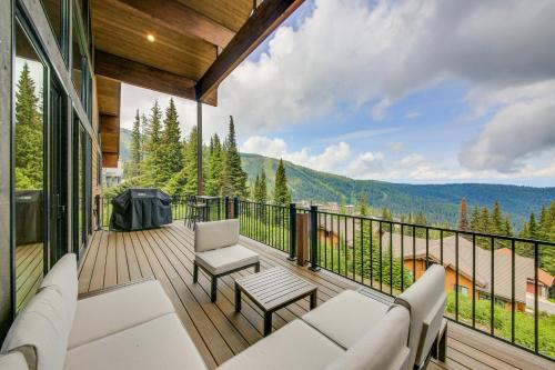 Ski-InandSki-Out Schweitzer Mtn Home Decks and Views!