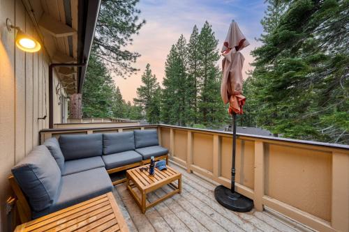 Ski Way by AvantStay Cozy Tahoe Home w Fireplace Balcony