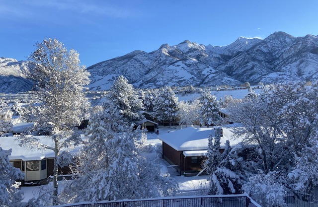Skier’s dream! Gorgeous mountain views!