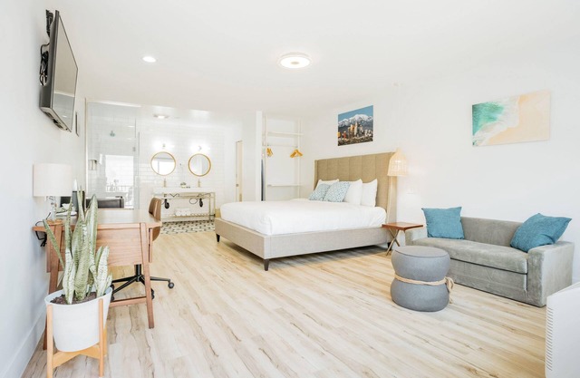 SKS - Superior Room, 1 King Bed with Sofa bed, Non Smoking