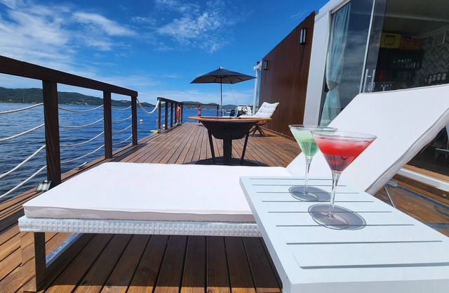 SKY SUMMER HOUSE BOAT