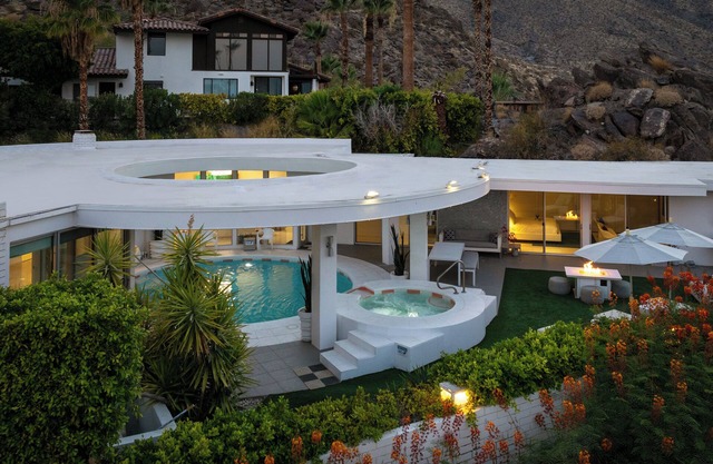 Skyfall House -Stunning secluded, peaceful iconic 3-bedroom home!