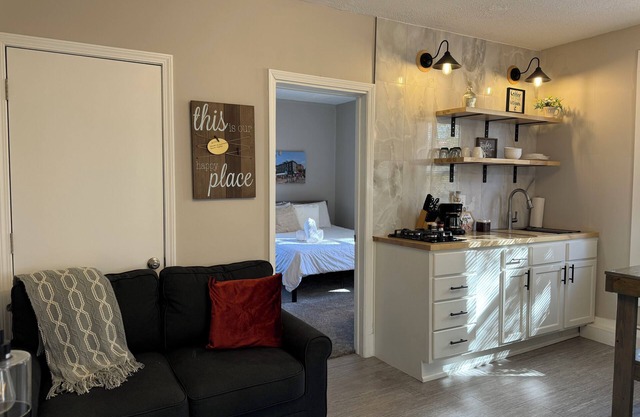 Skylar Comfy 1-bedroom Apartment in Valparaiso University Short Term Stays