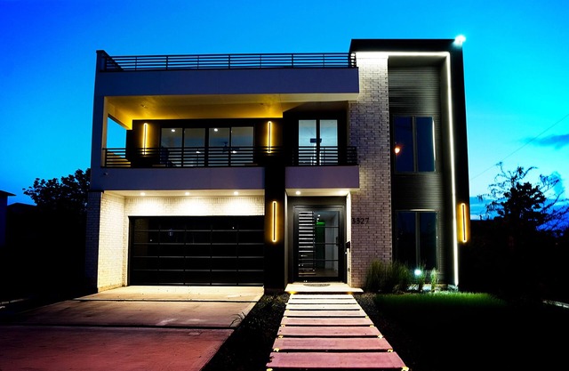 SkyLuxe Five Modern 5BR/3.5BA Rooftop + Photo Studio with a Private Office