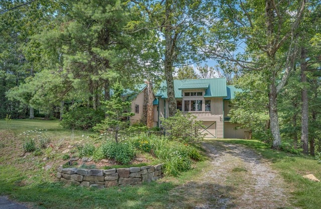 Skyview | Mountaintop Cabin with Grand Views | TIEC access.