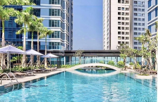 Skyway White & Silver Riverside Resident - Binh Thanh, HCM