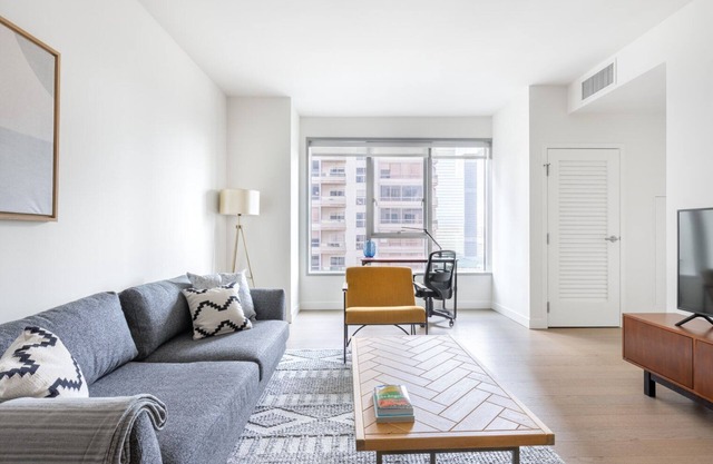 Sleek Downtown 1BR w/Gym, near Metro Center, by Blueground (#LAX370)