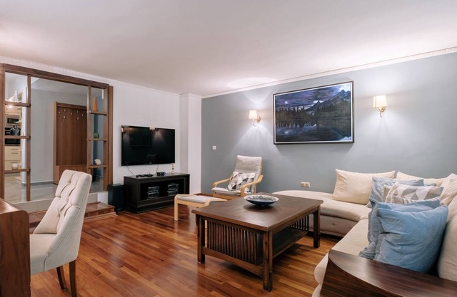 Sleek Flat with Backyard in Nisantasi