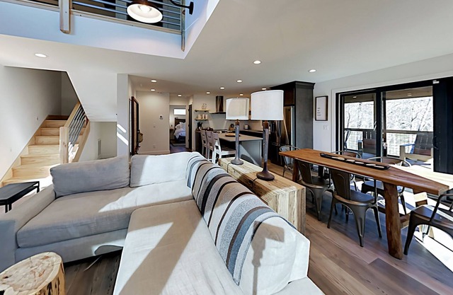 Sleek house with screened porch, fireplace, & soaking tub - Dogs OK