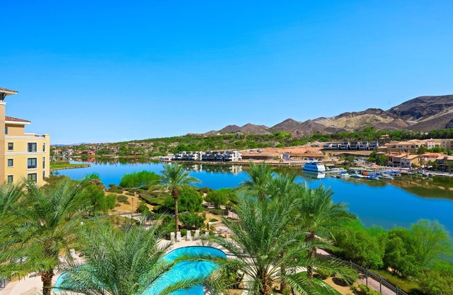 Sleek lakeside studio: luxe vibes, pool & view
