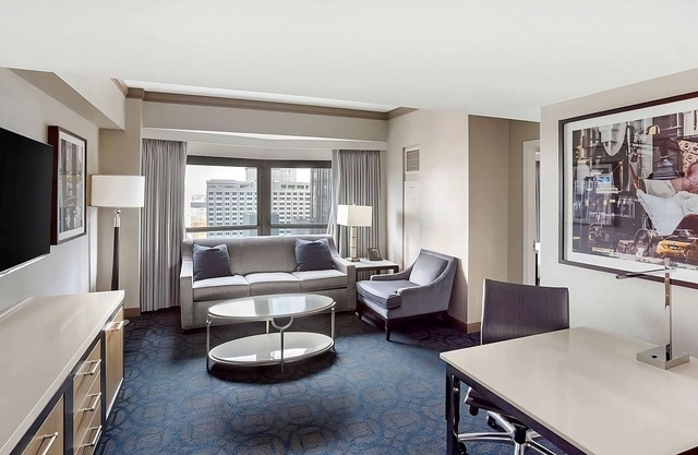 Sleek Midtown Retreat Ideal for City Explorers, 2 Spacious Suites w/Living Area