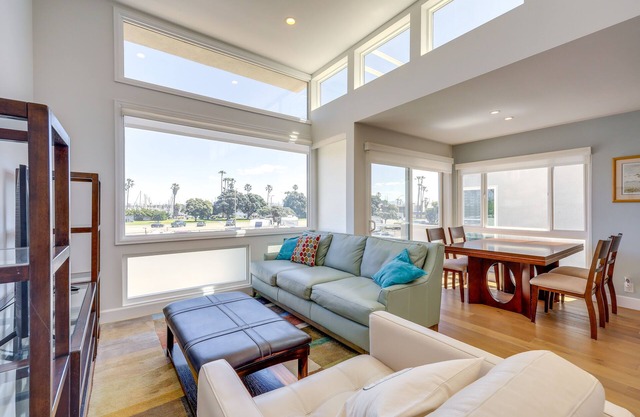Sleek Oxnard Townhouse w/Balconies: Walk to Beach