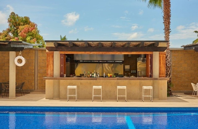 Sleek, Sunny Stay in Cabo – Walk to Local Hotspots, Medano Beach & Vibrant Night