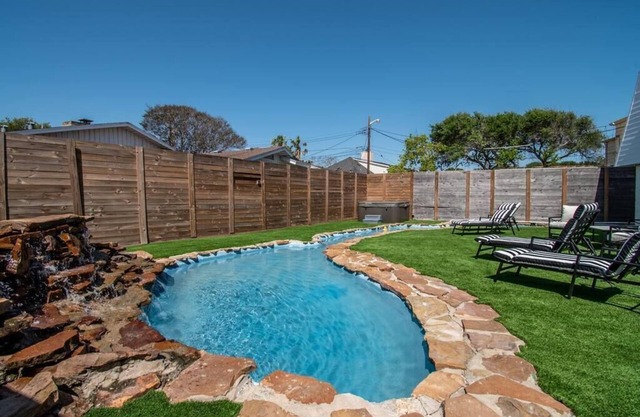 Sleep 29 - Oceanfront Retreat 2 Homes for 29-Guests!