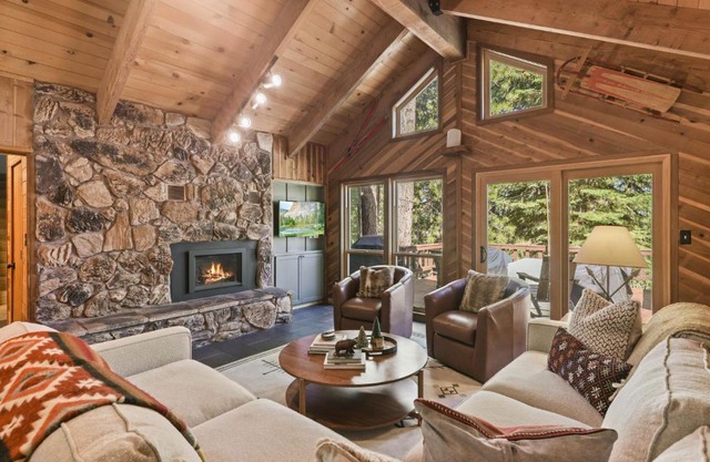 Sleeping Bear Lodge- Remodeled 3BR Cabin- Fireplace- Ski Shuttle- Pet-Friendly