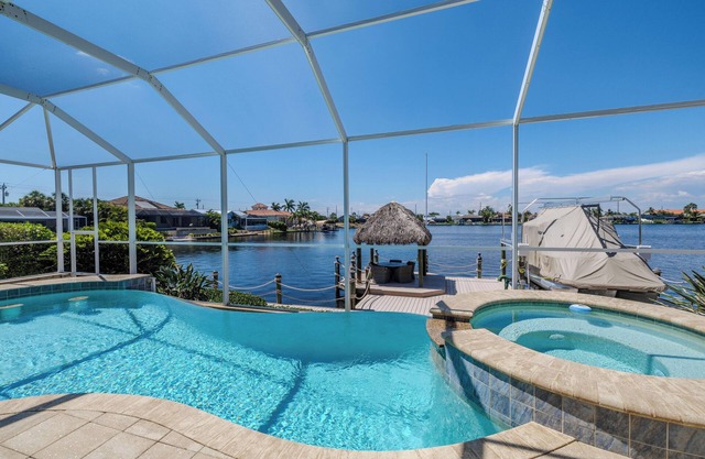 Sleeps 10 - Hot tub and Pool - Eight Lakes view! Prime Location!