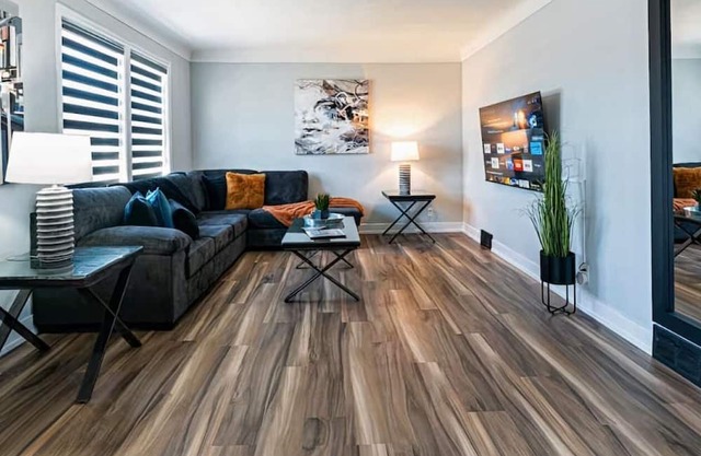 Sleeps 10 Near Niagara Falls|Hot Tub|Playroom|ADU
