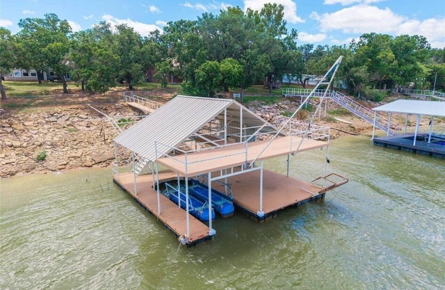 Sleeps 10 on deep water at Hubbard Creek Lake with 2 story dock & MIL quarters