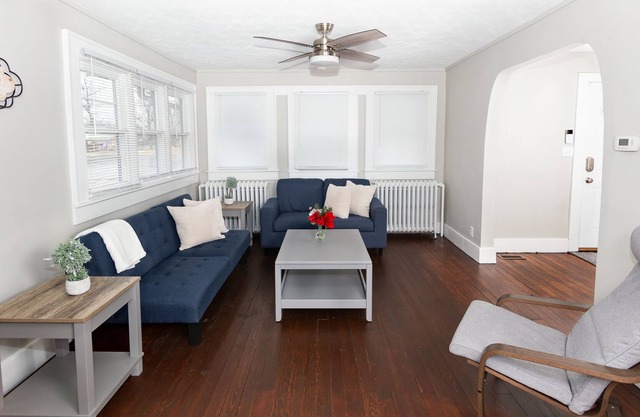 Sleeps 11! Huge 4 bd 2.5 ba Updated Farmhouse, 12 min to Downtown!