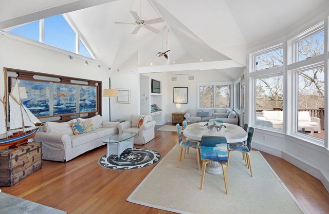 Sleeps 12, amazing view, tennis court, basketball court, beaches