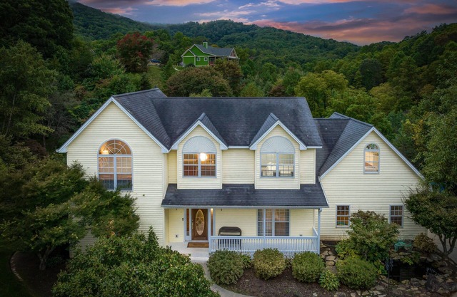 Sleeps 12 ~ Pool~Sauna~Gazebo~Hot Tub, 18 Minute to Downtown Asheville!