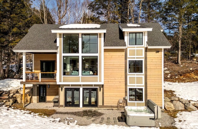 SLEEPS 16! New Estate w/Amazing Views! A/C!