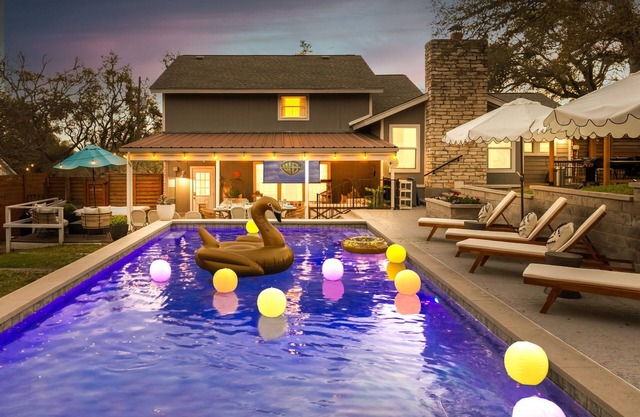 Sleeps 16+ Oasis*Estate w/Pool Hot Tub Movie