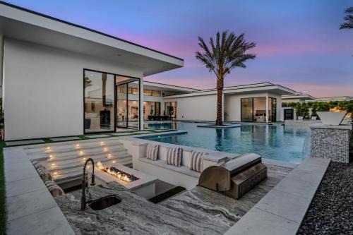 Sleeps 17 6BR Retreat w Pool Hot Tub Pickleball Bravo Villa 3 by AvantStay