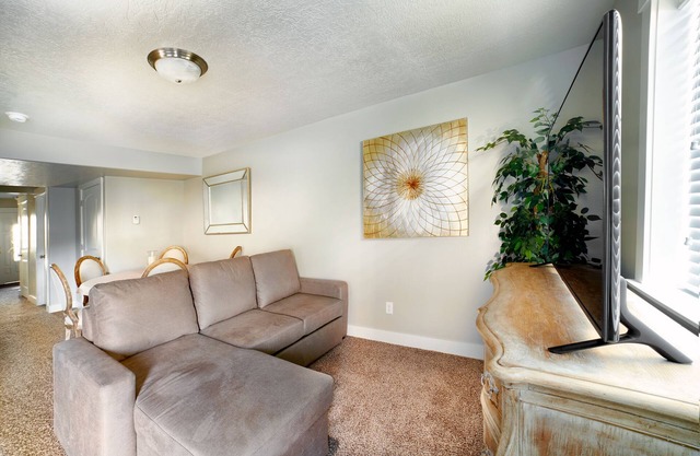 SLEEPS 18, Best Location,New, Hot Tubs,BBQ, Patio, 5 Mins to Dwntwn, Sauna,Views