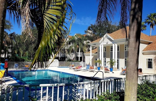 Sleeps 2. Mins to Downtown, Beaches & Airport/Ground Floor Unit