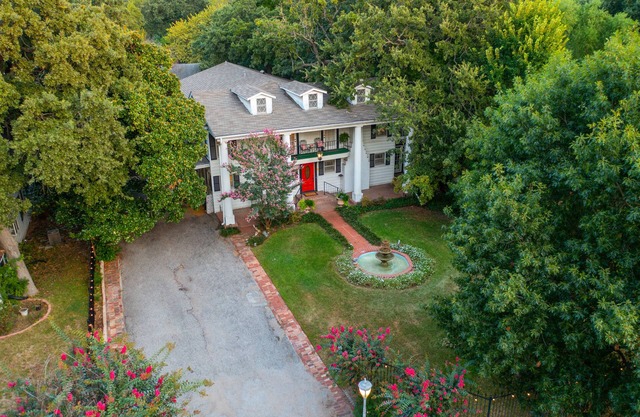 sleeps 24–7 bedroom, 5.5 bath, King beds, central location