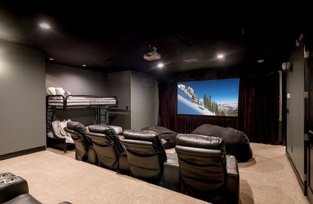 Sleeps 25 A+Location*Pets *Theater *Hot tub *Games *Custom Home * Big Yard