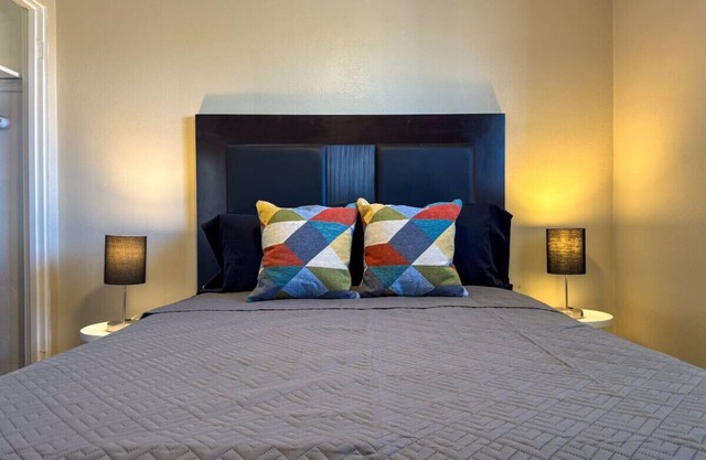 Sleeps 4! 1 Bedroom, 2 Beds w/Parking + WIFI
