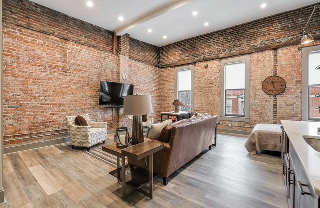Sleeps 8 /Bourbon Trail /Derby Destination