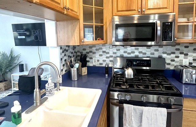 Sleeps 8, King Bed, 2 Full Beds, 2 50' HDTVs, 5min walk downtown , 10min beach