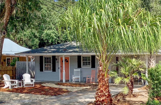 Sleeps 8, Pet-friendly, 1.5 miles from beach