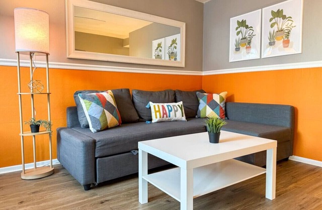 Sleeps 9! 2 Bedrooms 6 Beds + Parking & WIFI
