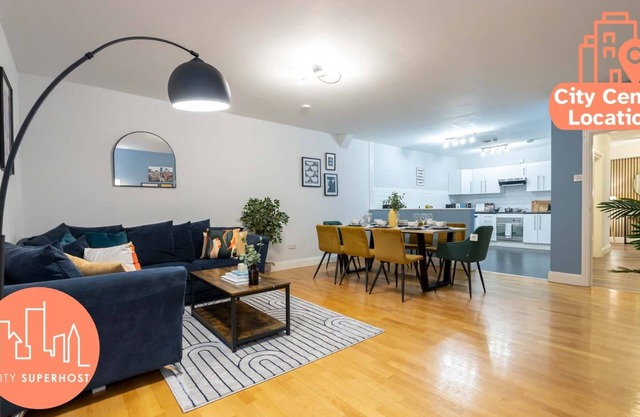 Sleeps 9 Canal Street Apartment by City SuperHost