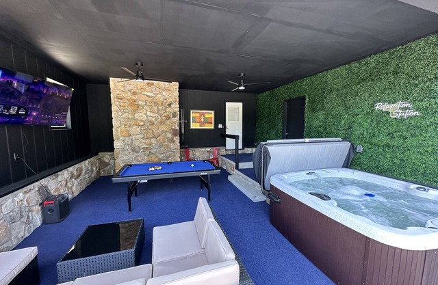 Sleeps8 w/hot tub, pool table/fire pit, plenty of outdoor seating w/big yard