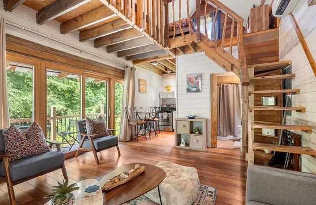 Slice of paradise: Airy living space, reminiscent of a Costa Rican bungalow.