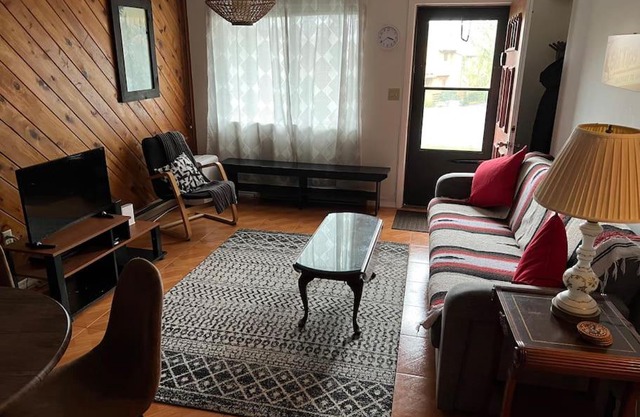 Slopeside Condo with indoor fireplace