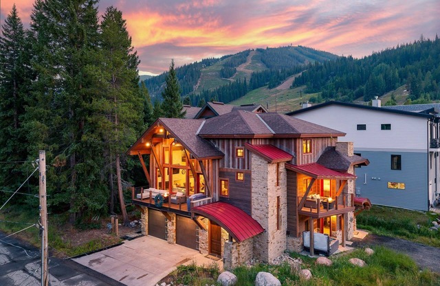 Slopeside Custom Chalet I 2 Hot Tubs I Fire Tables I Views I Best Price I Discounted Attractions