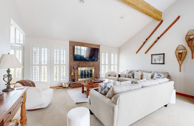 Slopeside gem with private hot tub & pool table - across from Cabriolet Lift