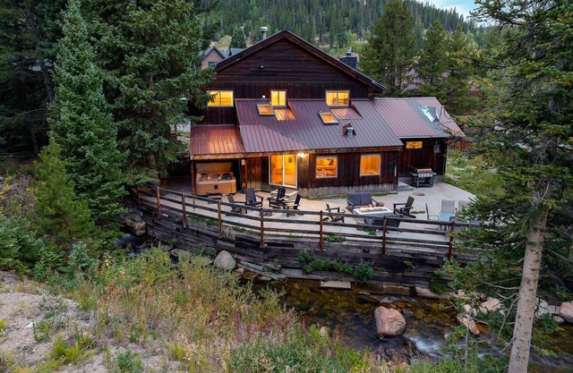 Slopeside River Front Luxury Chalet I HotTub I Firepit I Views I Best Price I Discounted Attractions
