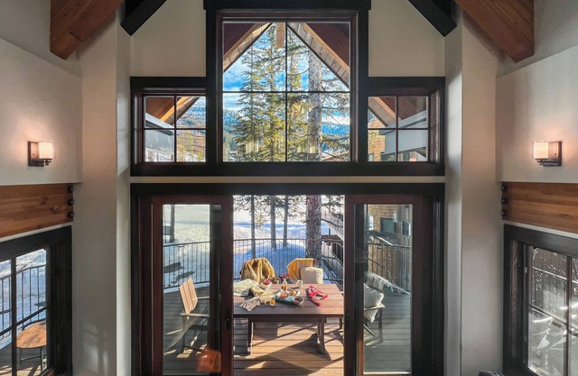 SLOPESIDE with PRIVATE Hot Tub- just 50' from the slope! Sleeps 10- 4 Bath, Luxury Ski-in/Ski-out...